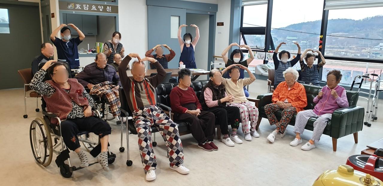 2층어르신들 아침인사_블러