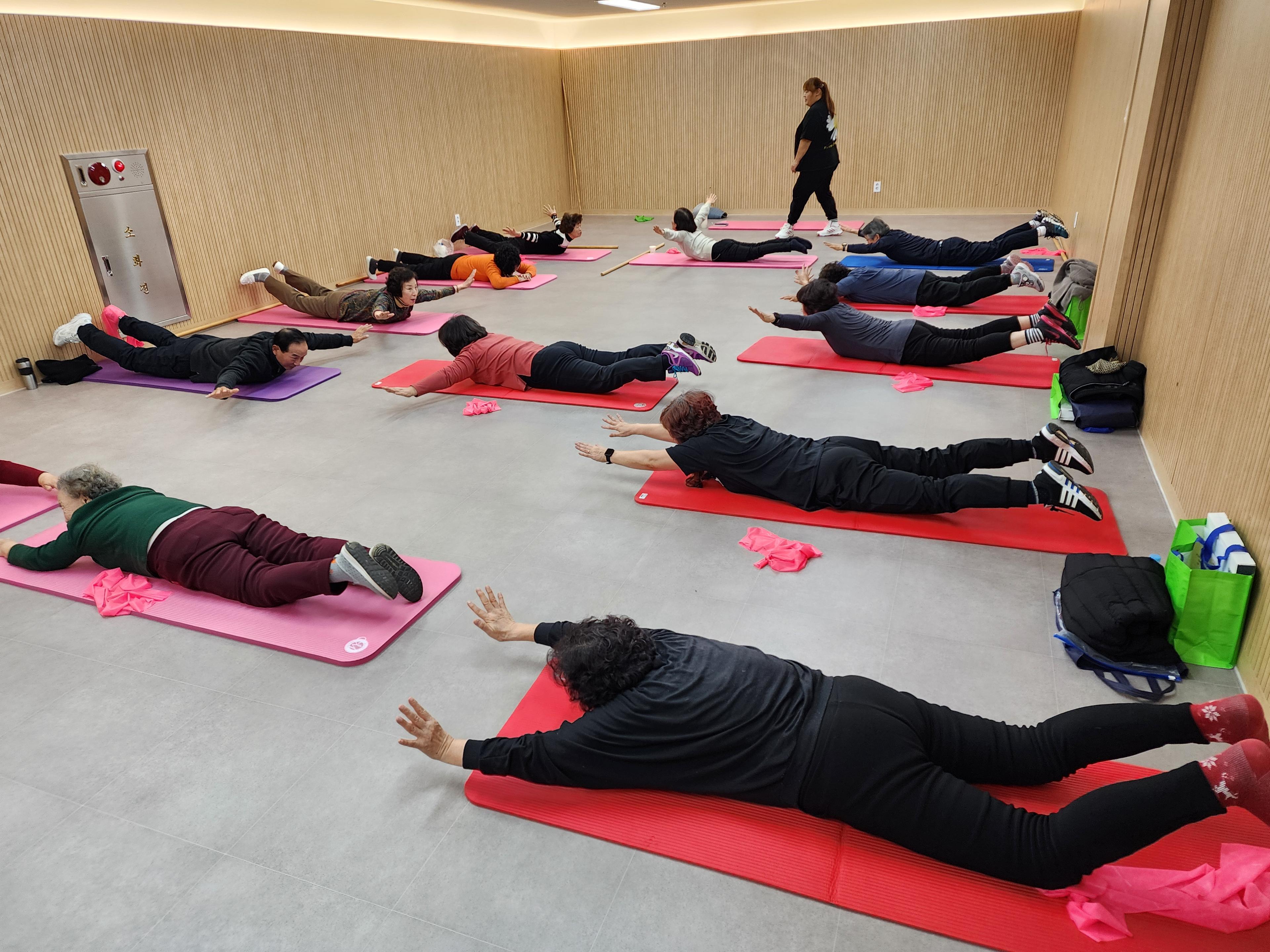 도심형 실버 타운 . 근력운동. 텃밭