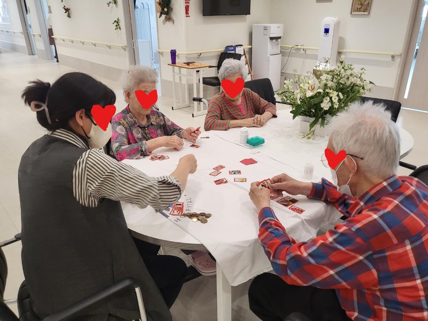 어르신들과 함께 화투놀이!!