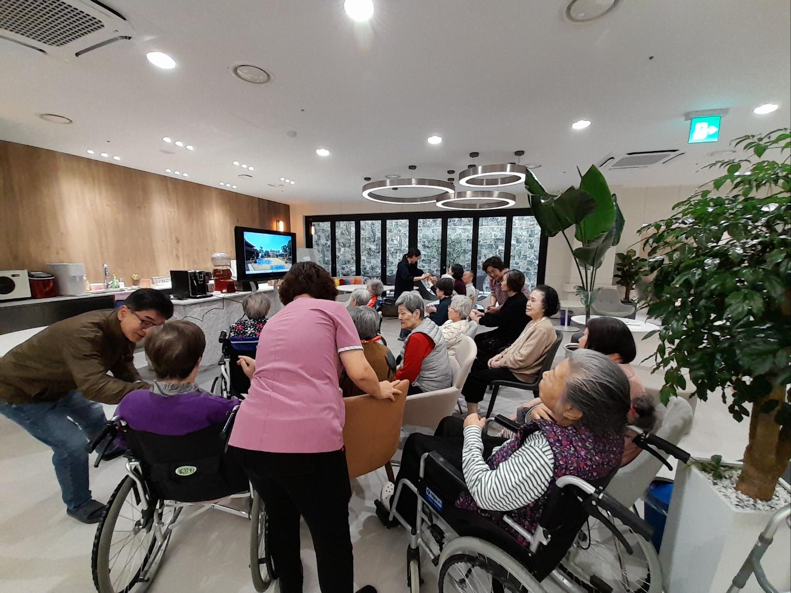 재활요양원 노래 자랑 시간